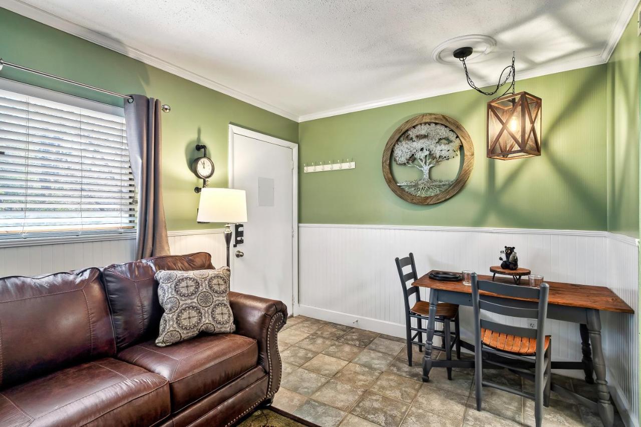 Lovely Condo W/ Indoor Pool *Only Steps To Parkway Gatlinburg Dış mekan fotoğraf